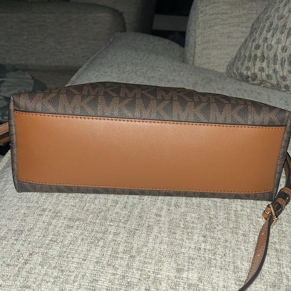 Michael Kors Austen Brown/MK Handbag- Shoulder Strap and Handles NEW - Picture 8 of 8